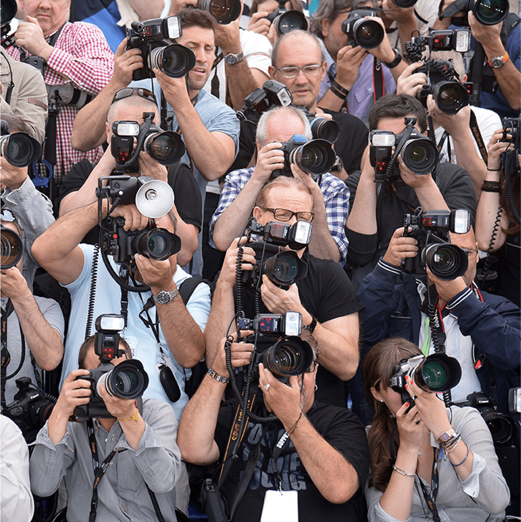 Определить событие по фотографии. Толпа журналистов. Журналист с фотоаппаратом. Много фотографов. Человек и много камер.